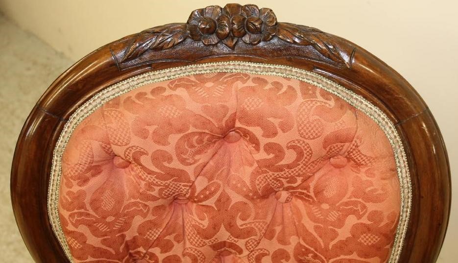 A VICTORIAN WALNUT FRAMED SALON CHAIR of spoonback form Image