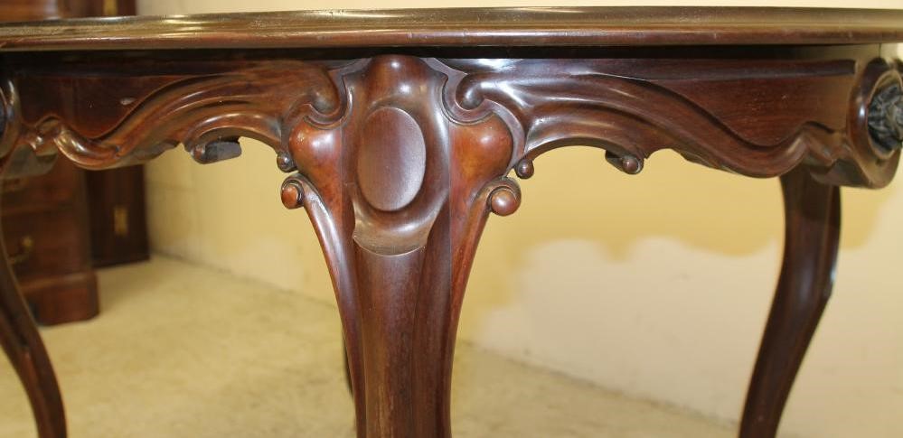 A VICTORIAN ROSEWOOD CENTRE TABLE Image