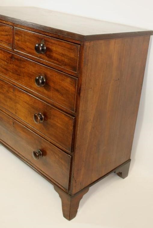 A REGENCY MAHOGANY CHEST Image