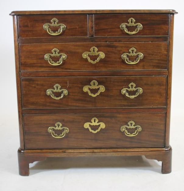 A SMALL GEORGIAN MAHOGANY CHEST Image