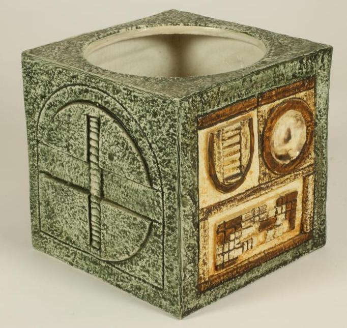 A TROIKA SQUARE VASE Image