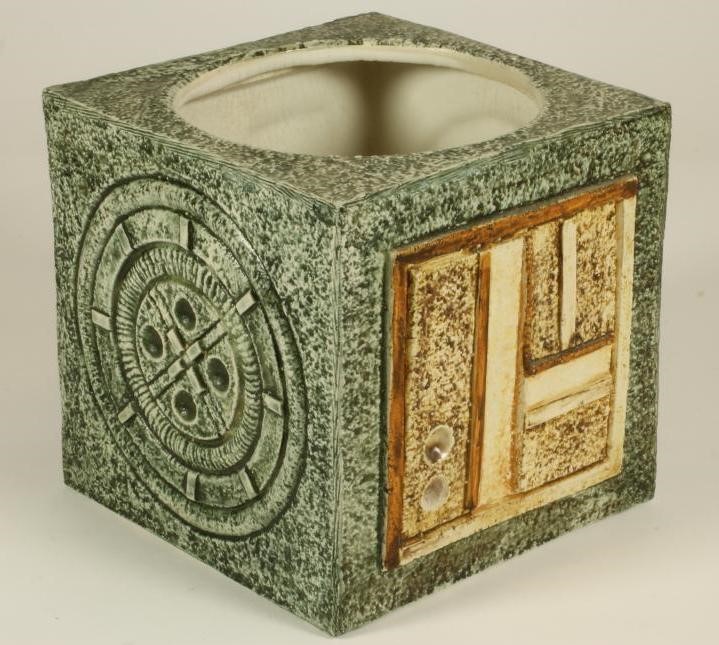 A TROIKA SQUARE VASE Image