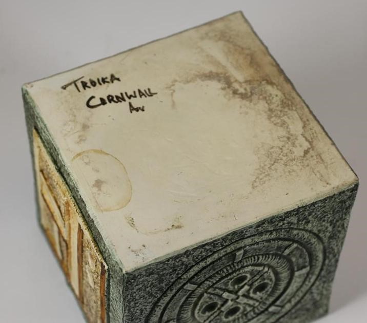 A TROIKA SQUARE VASE Image