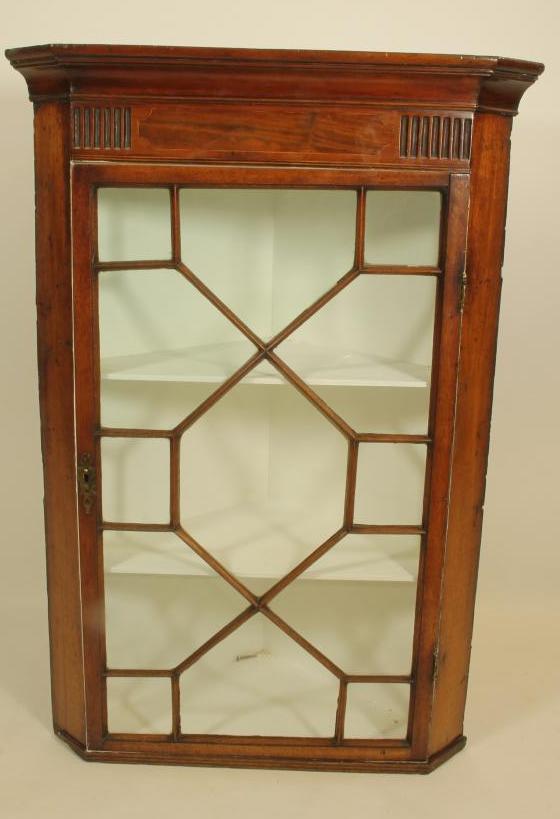 A GEORGIAN MAHOGANY CORNER CUPBOARD Image