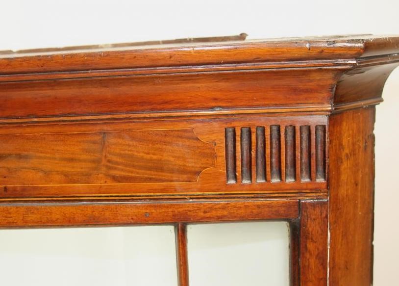 A GEORGIAN MAHOGANY CORNER CUPBOARD Image