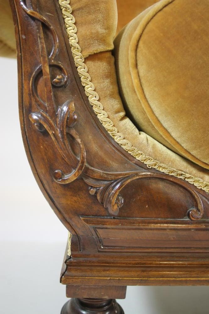 A VICTORIAN WALNUT FRAMED CHAISE LONGUE Image