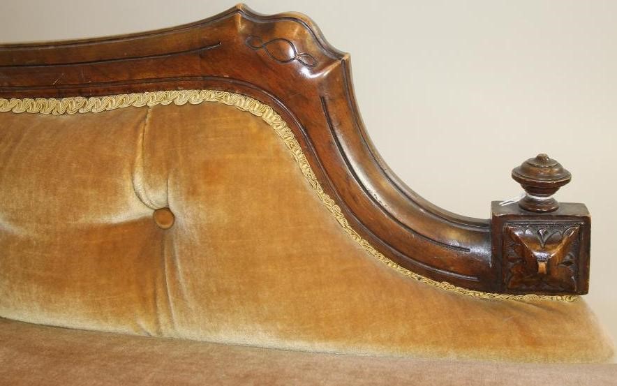 A VICTORIAN WALNUT FRAMED CHAISE LONGUE Image