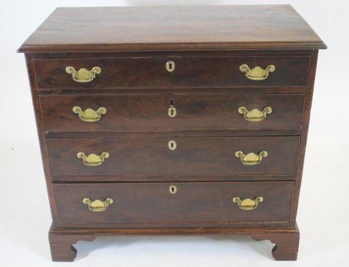 A GEORGIAN MAHOGANY CHEST Image