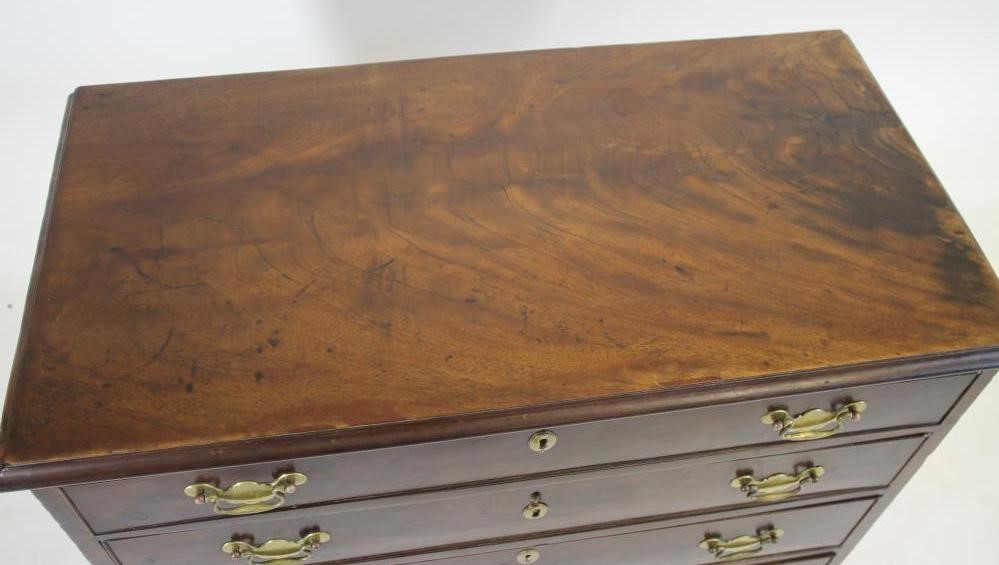 A GEORGIAN MAHOGANY CHEST Image