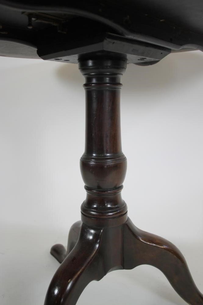 A GEORGIAN MAHOGANY TRIPOD TABLE Image