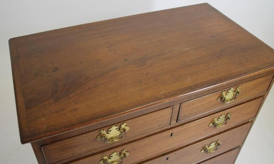 A GEORGIAN MAHOGANY CHEST Image