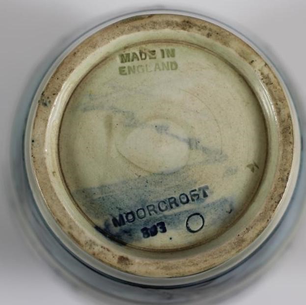 A MOORCROFT POTTERY VASE Image