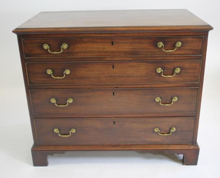 A GEORGIAN MAHOGANY CHEST Image