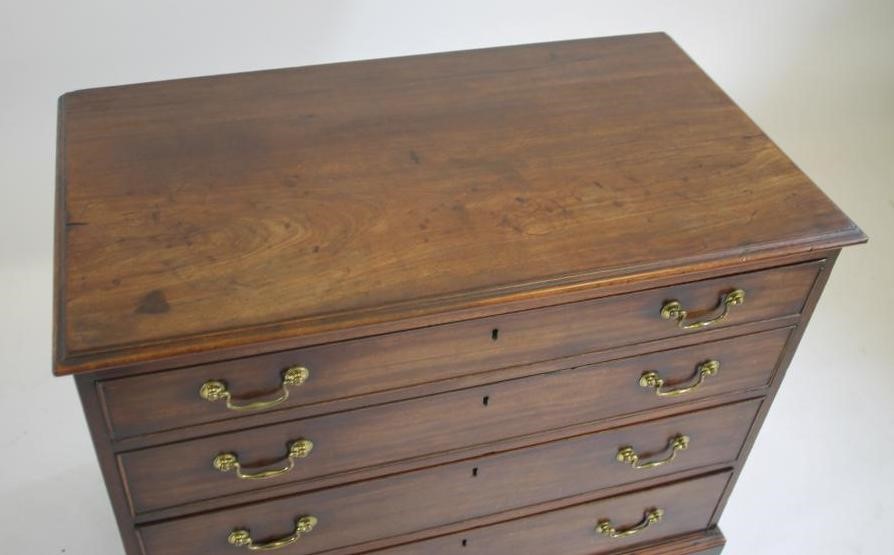 A GEORGIAN MAHOGANY CHEST Image