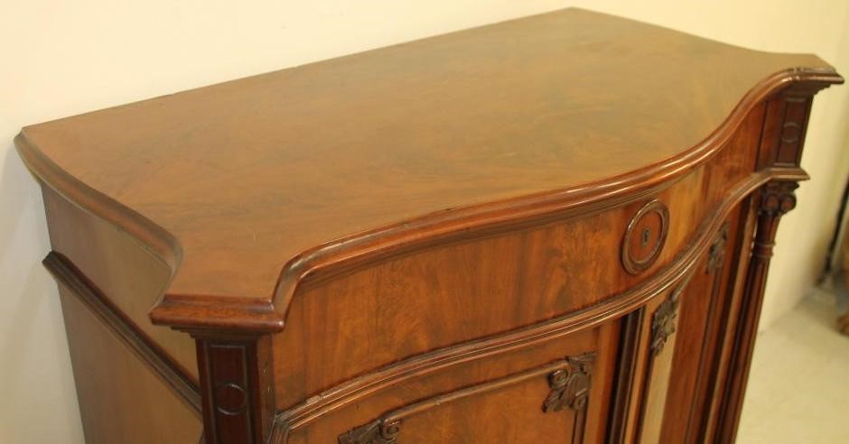 A FRENCH MAHOGANY SIDE CABINET Image