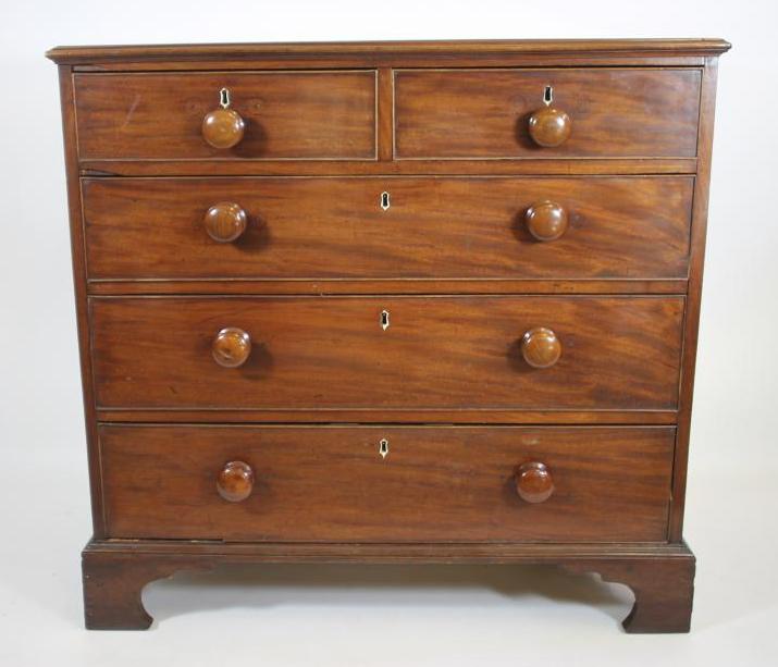 A GEORGIAN MAHOGANY CHEST Image