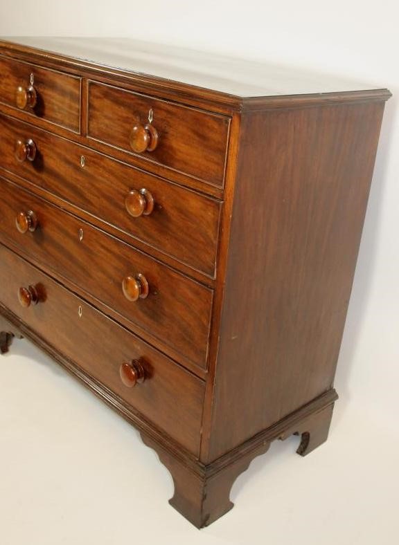 A GEORGIAN MAHOGANY CHEST Image