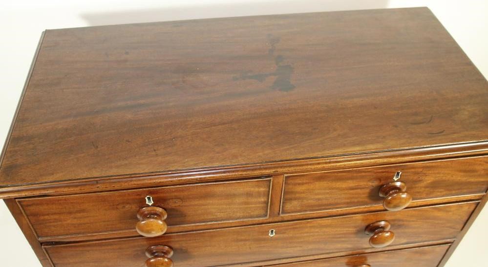A GEORGIAN MAHOGANY CHEST Image