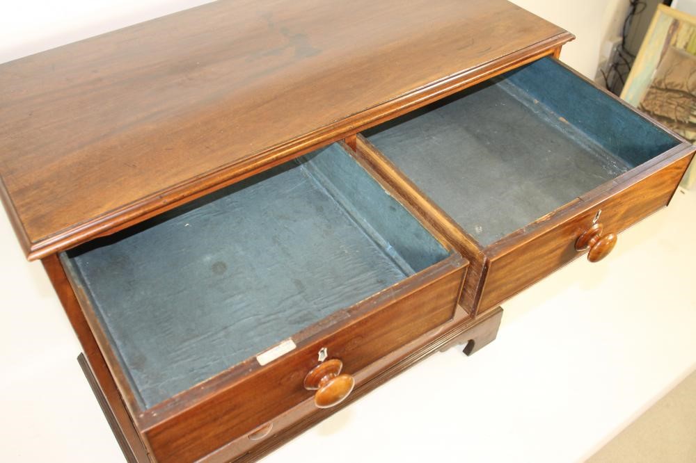A GEORGIAN MAHOGANY CHEST Image
