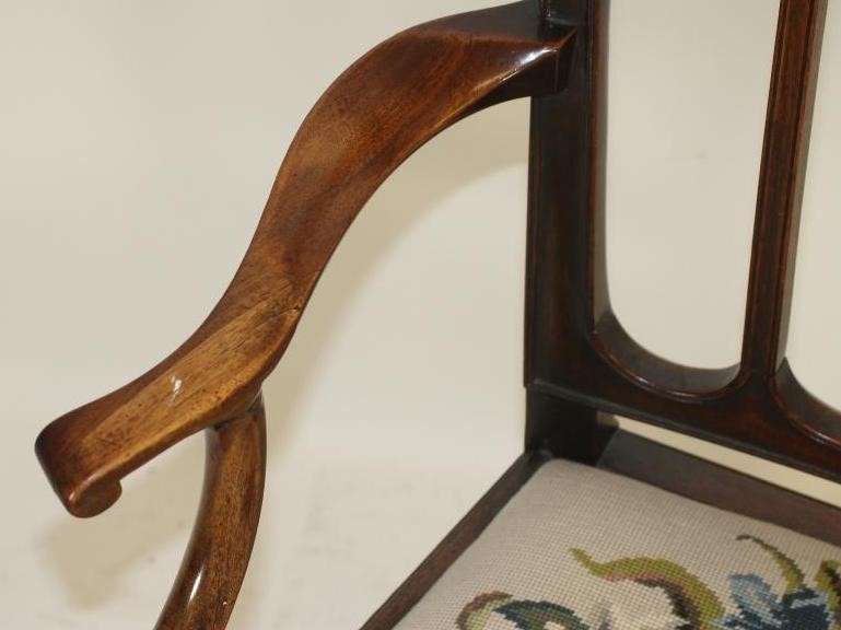 A GEORGIAN MAHOGANY ELBOW CHAIR Image