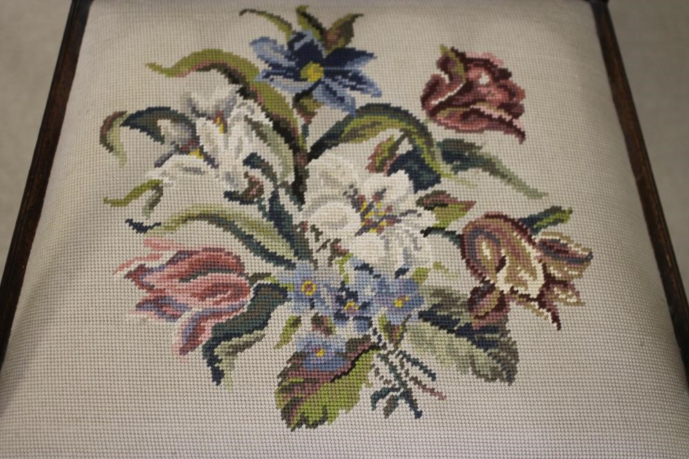 A GEORGIAN MAHOGANY ELBOW CHAIR Image