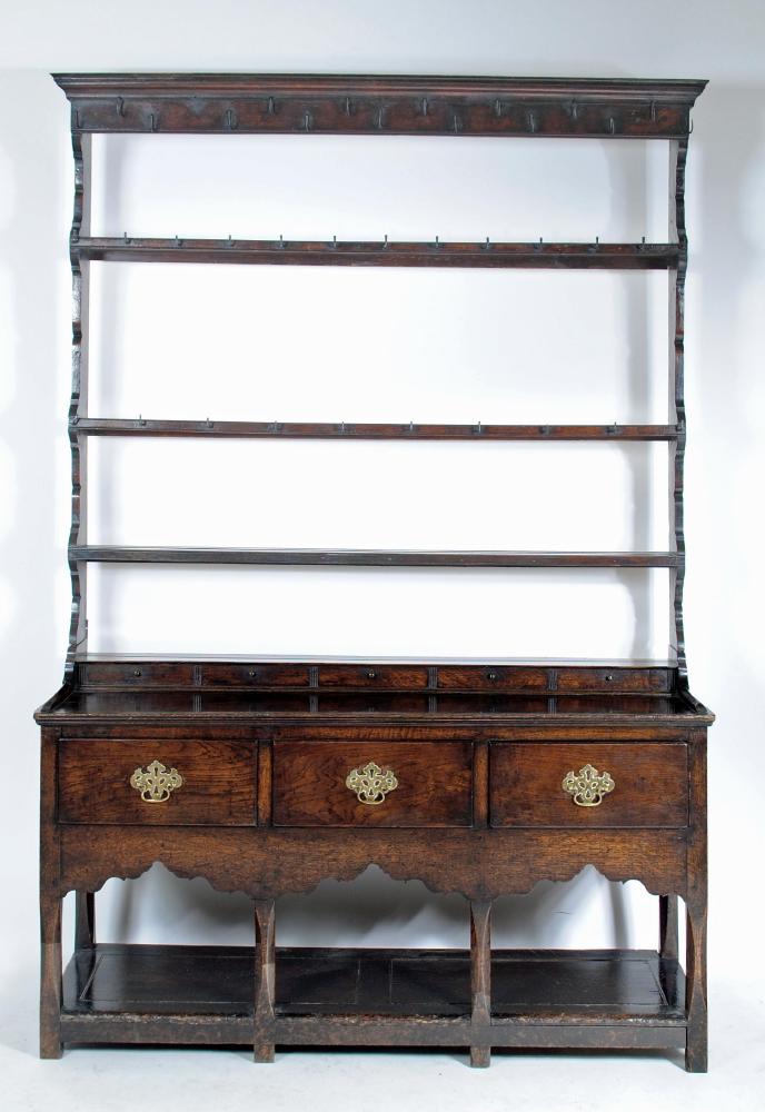 A SMALL GEORGIAN OAK DRESSER Image