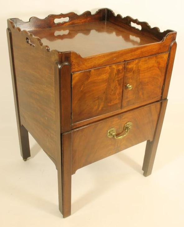 A GEORGIAN MAHOGANY NIGHT COMMODE of square tray topped form Image