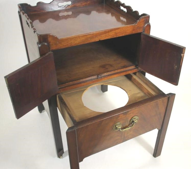 A GEORGIAN MAHOGANY NIGHT COMMODE of square tray topped form Image