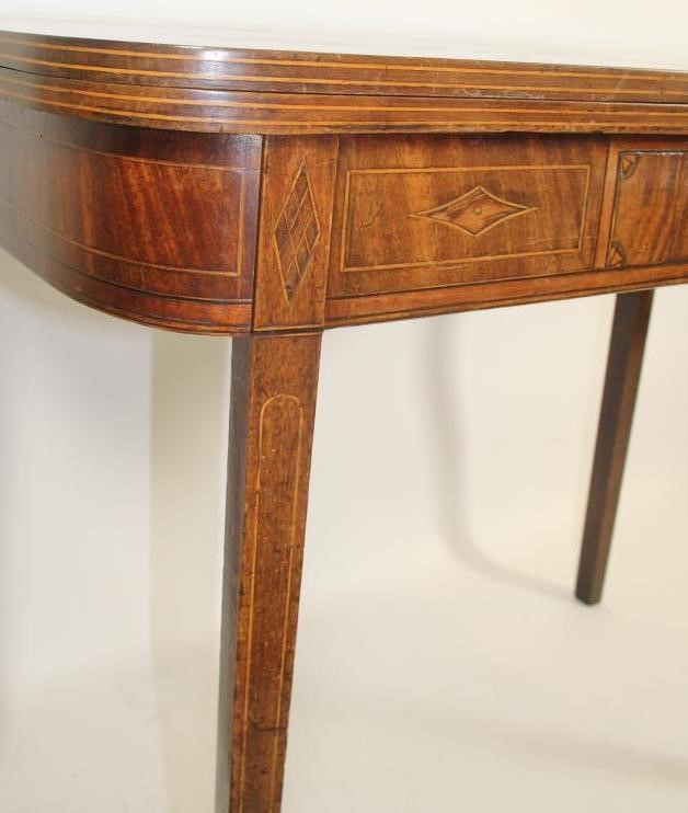 A GEORGIAN MAHOGANY TEA TABLE Image