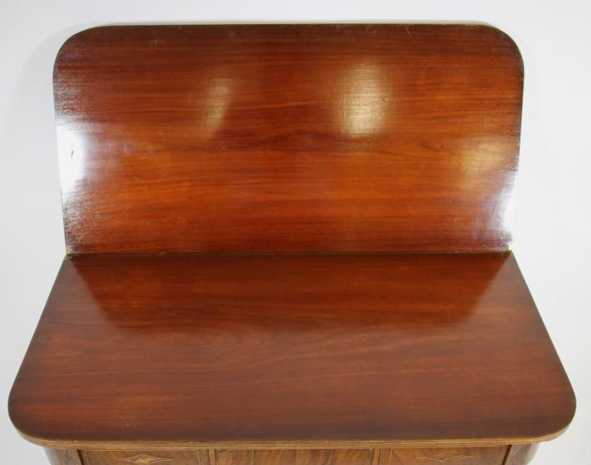 A GEORGIAN MAHOGANY TEA TABLE Image