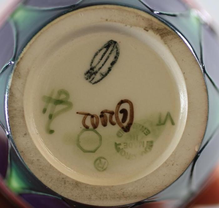 A MOORCROFT POTTERY SMALL VASE Image