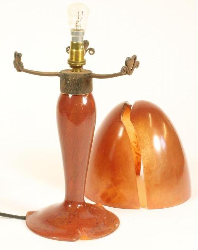 A DELATTE MOTTLED AMBER GLASS ELECTRIC TABLE LAMP BASE Image