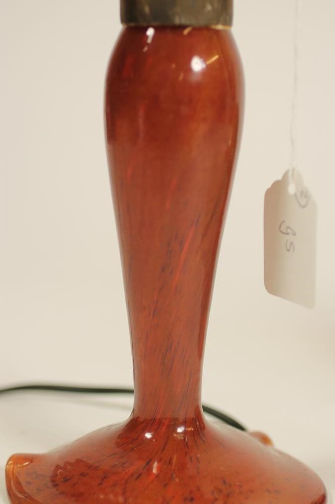 A DELATTE MOTTLED AMBER GLASS ELECTRIC TABLE LAMP BASE Image