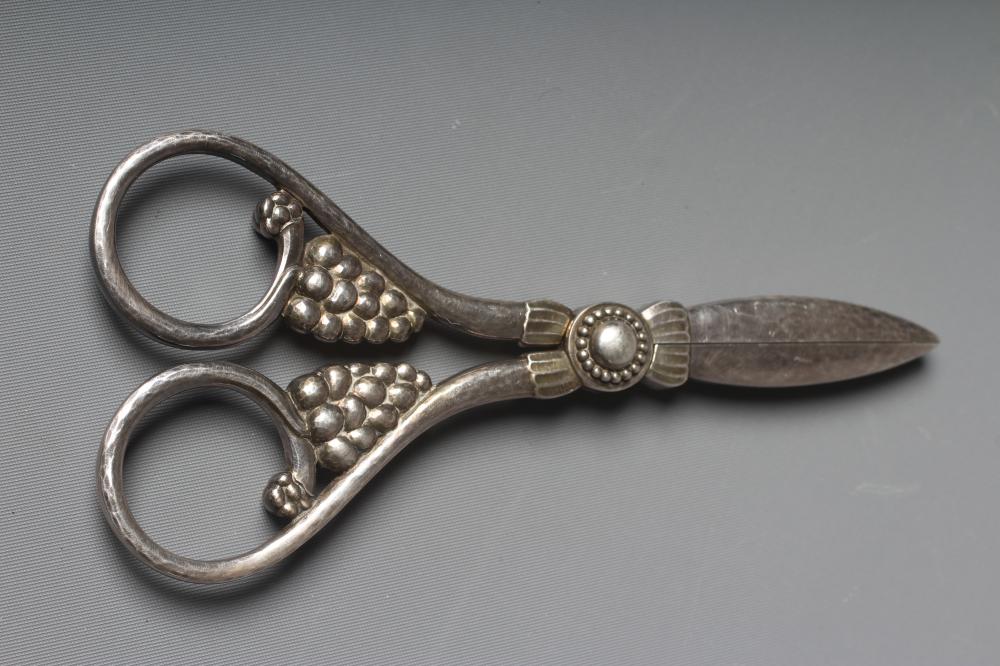 A PAIR OF GEORG JENSEN SILVER GRAPE SCISSORS, London import mark 1997, cast with two bunches of Image