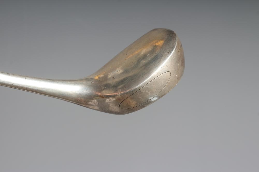AN EDWARDIAN SILVER GOLF CLUB DRIVER by Ellkington & Co. Image