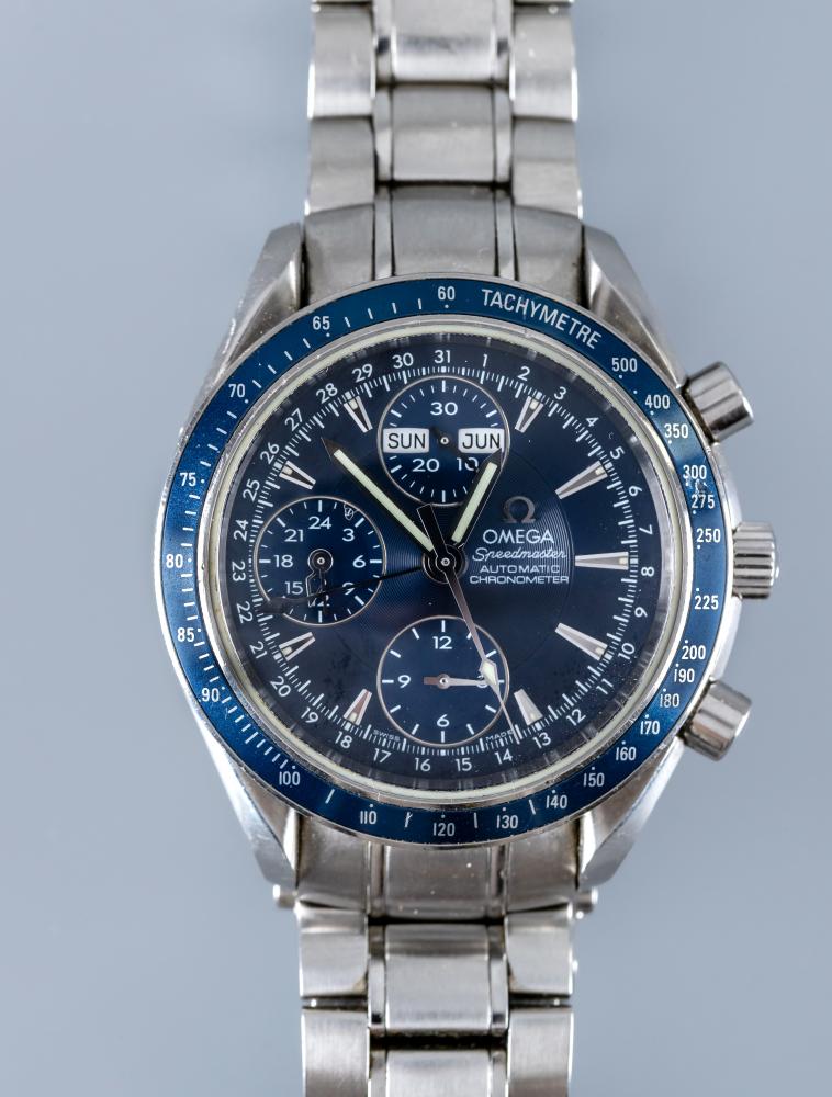 A GENTLEMAN'S OMEGA SPEEDMASTER TRIPLE CALENDAR AUTOMATIC CHRONOGRAPH Image