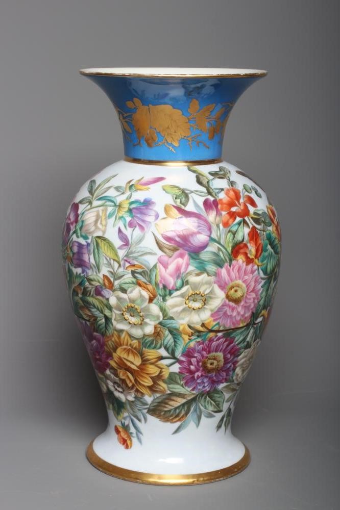 A LARGE FRENCH PORCELAIN VASE Image