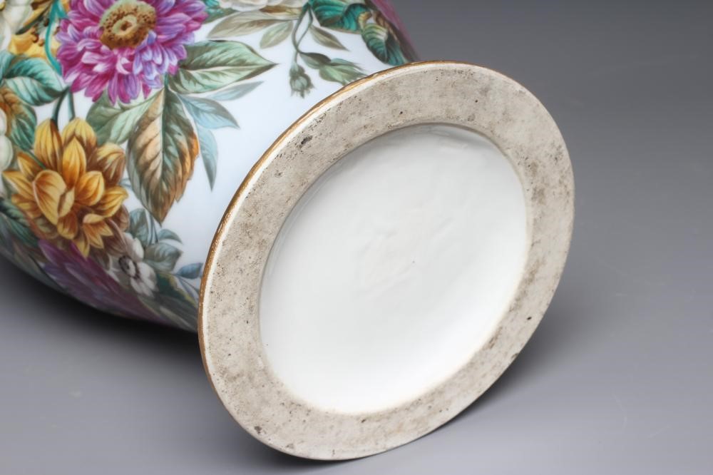 A LARGE FRENCH PORCELAIN VASE Image