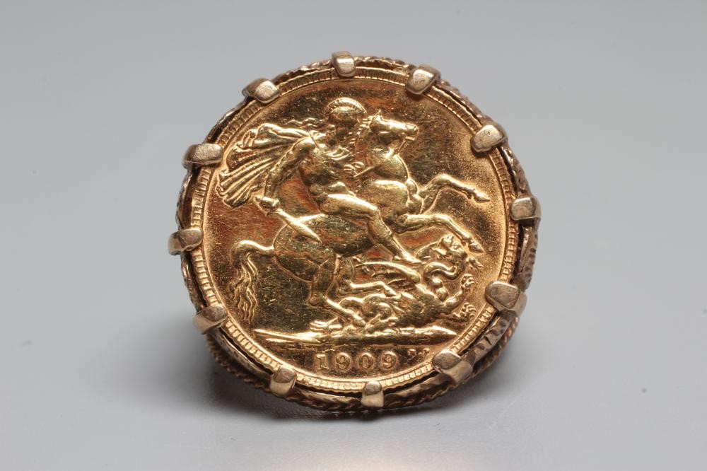 AN EDWARD VII SOVEREIGN, 1909, in a 9ct gold ring loose mount, 16.2g gross (Est. plus 24% premium Image