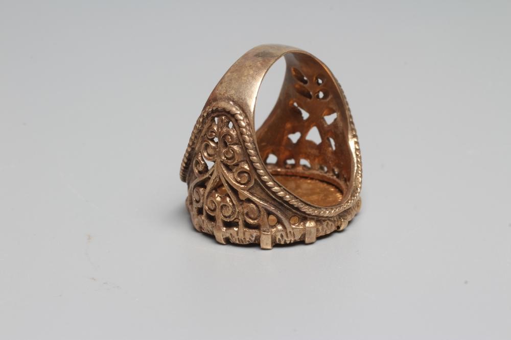 AN EDWARD VII SOVEREIGN, 1909, in a 9ct gold ring loose mount, 16.2g gross (Est. plus 24% premium Image