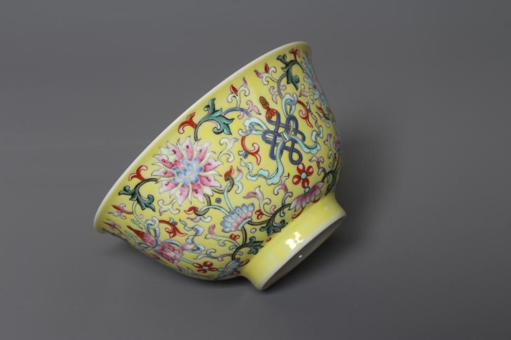 A CHINESE PORCELAIN SMALL BOWL of plain circular form Image