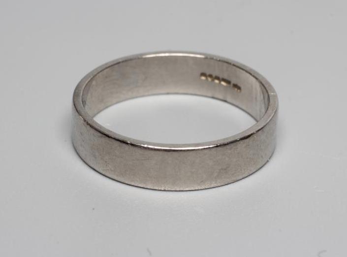 A PLATINUM WEDDING RING, Sheffield 2001, sponsor London United, 6.2g, size P (Est. plus 24% premium Image