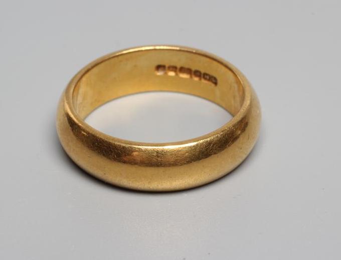 A 22CT GOLD WEDDING RING, Birmingham 1955, sponsor's mark SH, size Q, 11.9g (Est. plus 24% premium Image