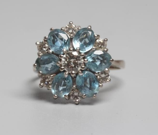 AN AQUAMARINE AND DIAMOND CLUSTER RING Image