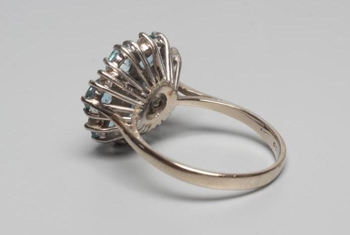AN AQUAMARINE AND DIAMOND CLUSTER RING Image