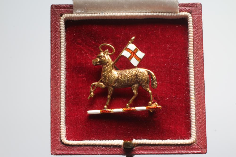 A 14CT GOLD AND ENAMEL QUEEN'S ROYAL REGIMENT BADGE by Garrards Image