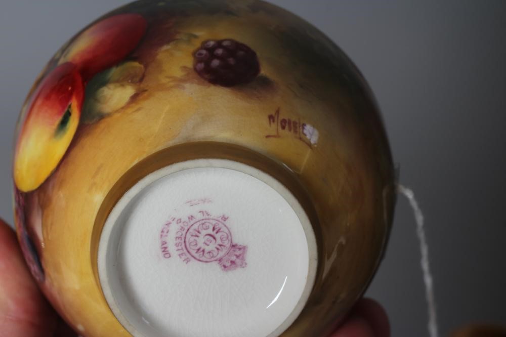 A ROYAL WORCESTER SUGAR BOWL AND MATCHING CREAM JUG Image