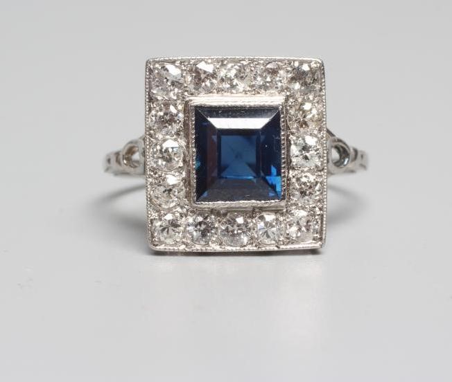 AN ART DECO SAPPHIRE AND DIAMOND PLAQUE RING Image