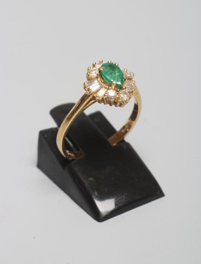 AN EMERALD AND DIAMOND CLUSTER RING Image