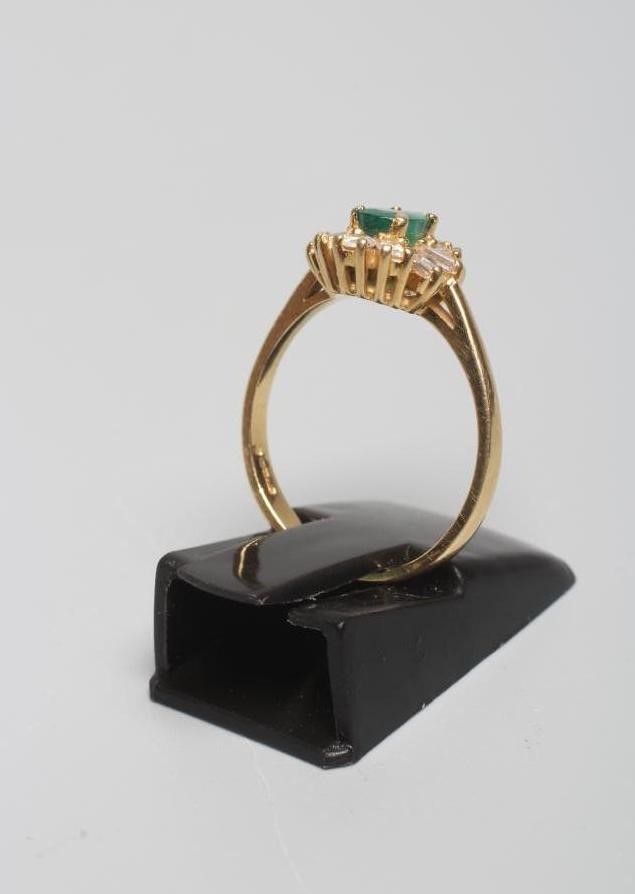 AN EMERALD AND DIAMOND CLUSTER RING Image